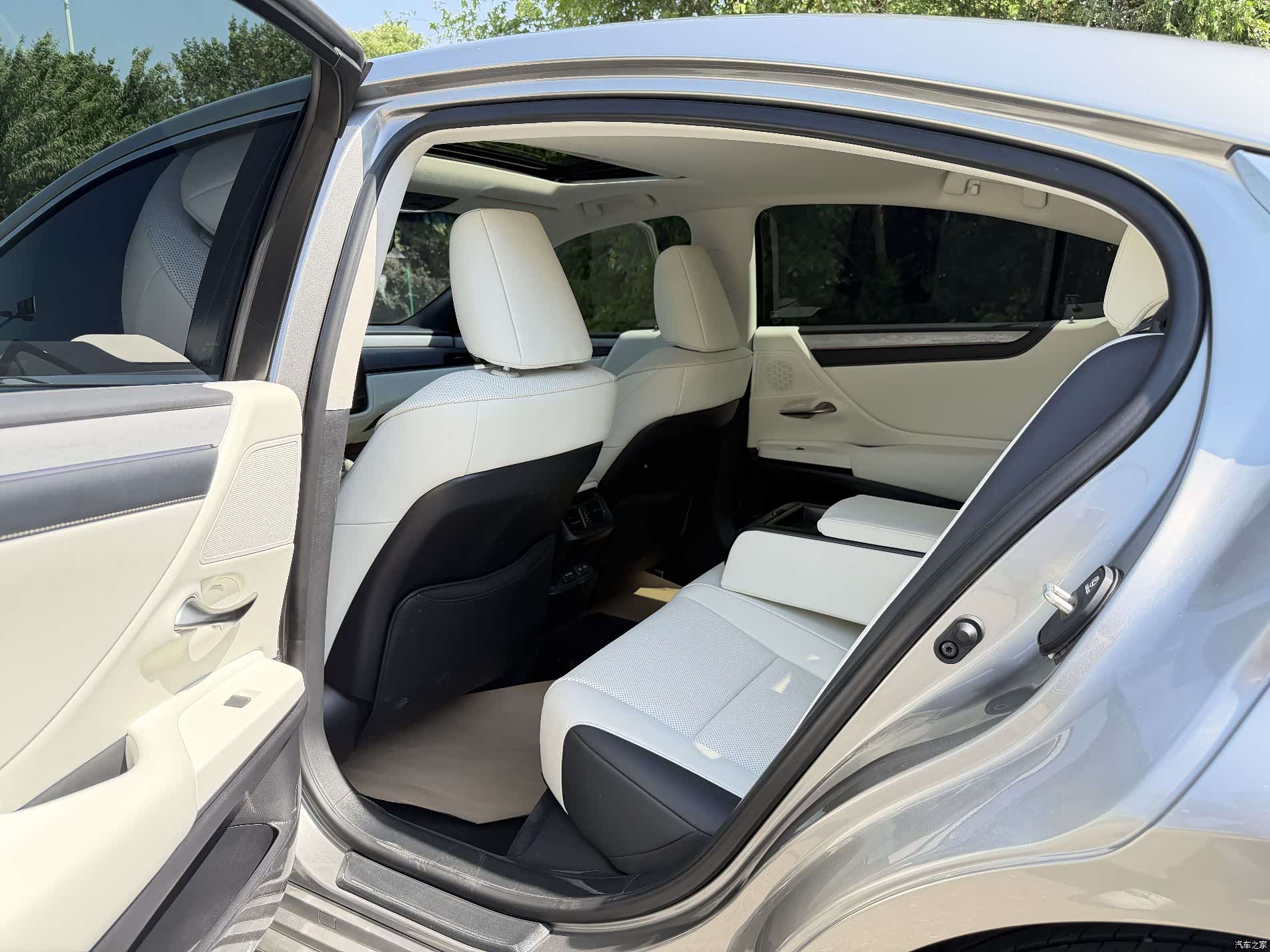Lexus ES, 2025 8