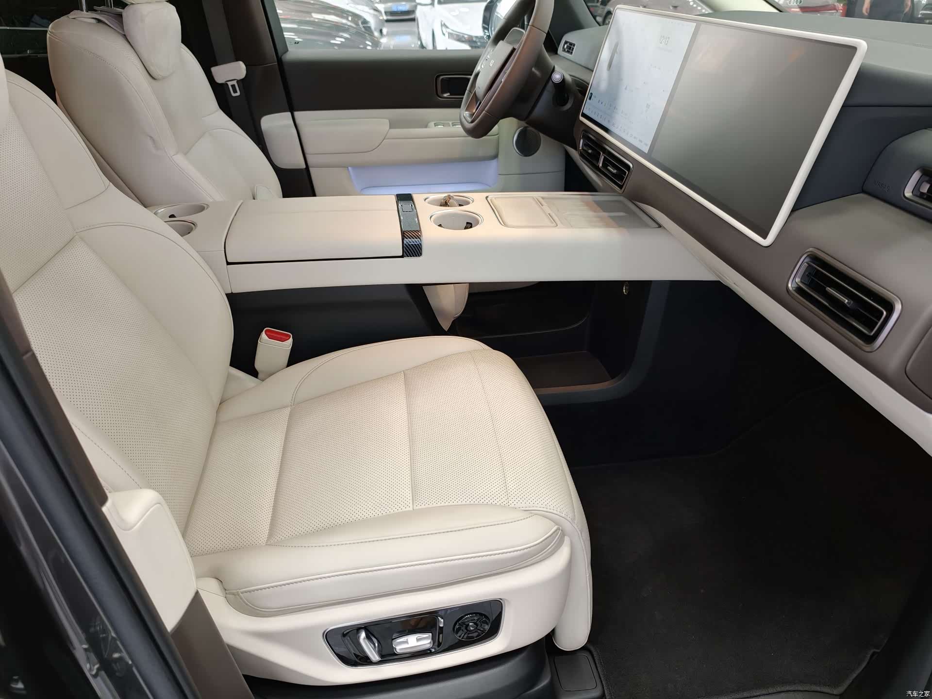 Li Auto MEGA, 2024 15