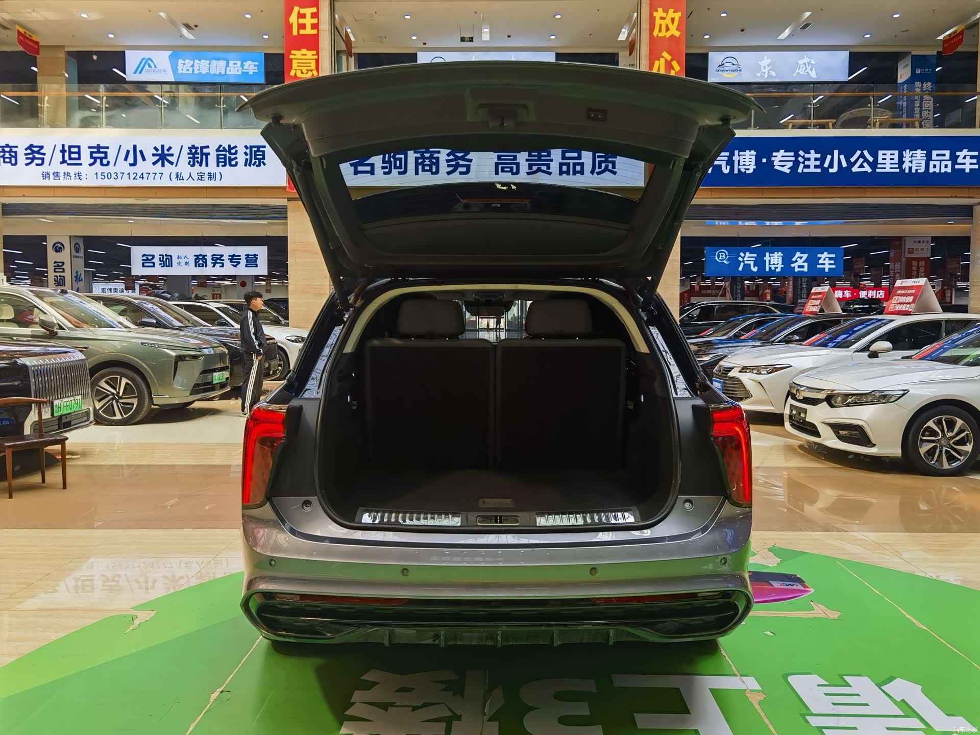 Hongqi E-HS9, 2021 10