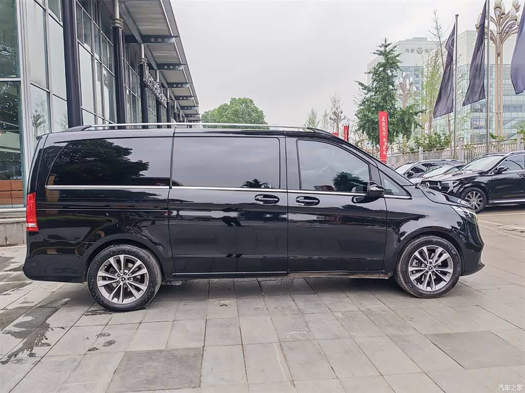 Mercedes-Benz V-Class, 2024 4