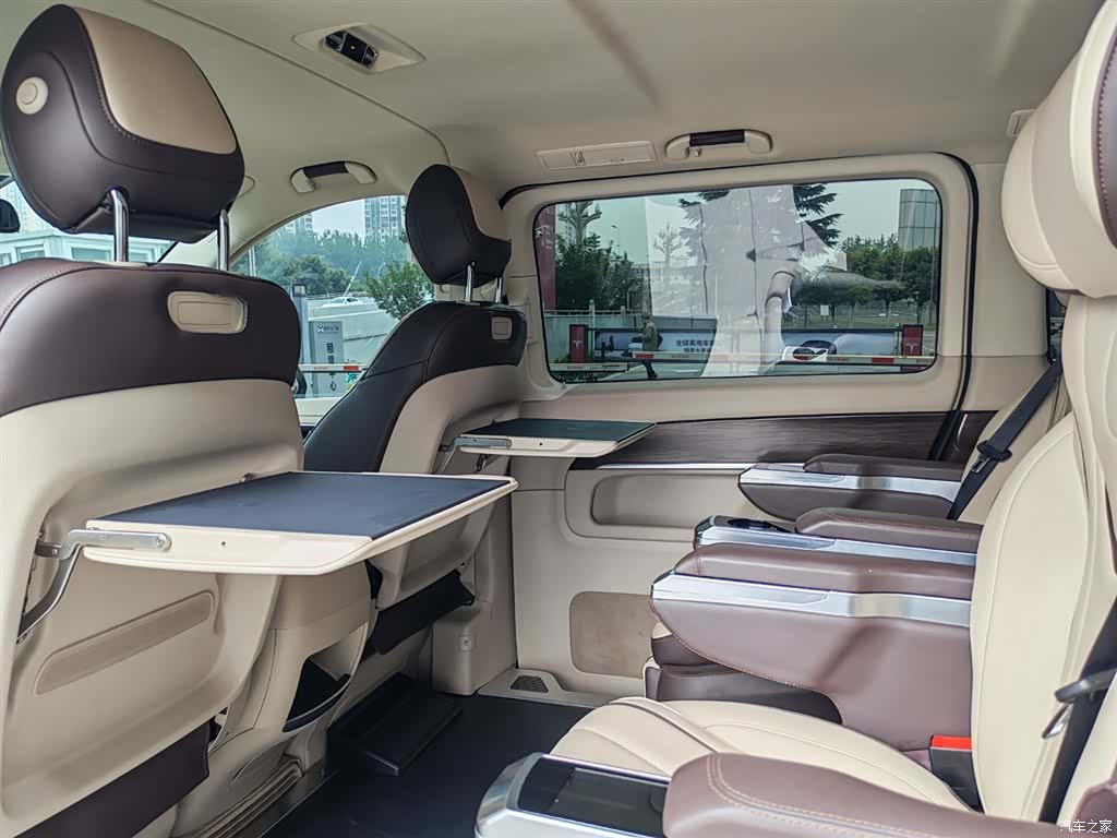 Mercedes-Benz V-Class, 2024 23
