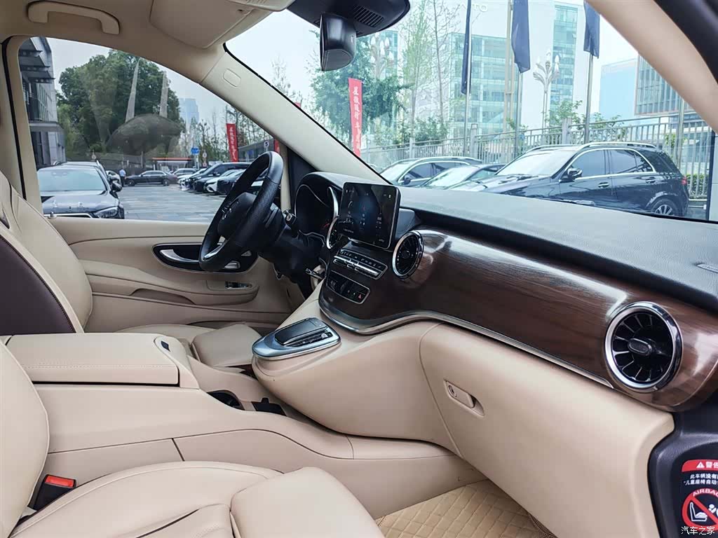Mercedes-Benz V-Class, 2024 17