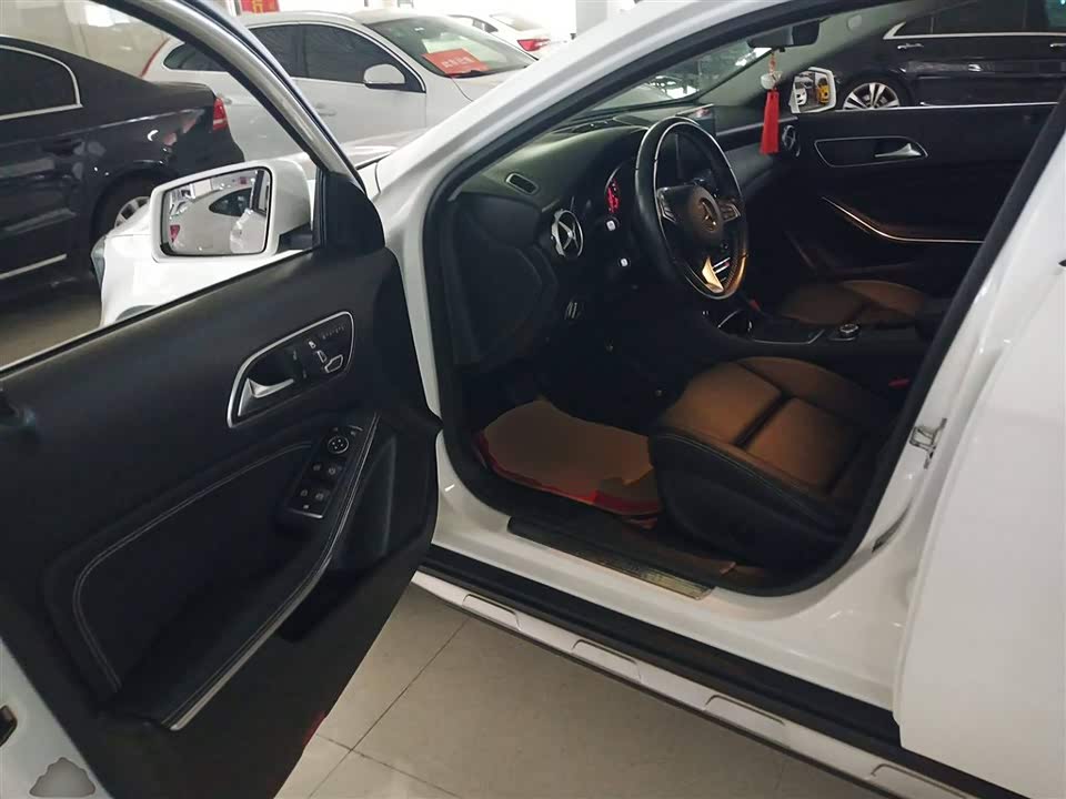 Mercedes-Benz GLA Mercedes-Benz GLA