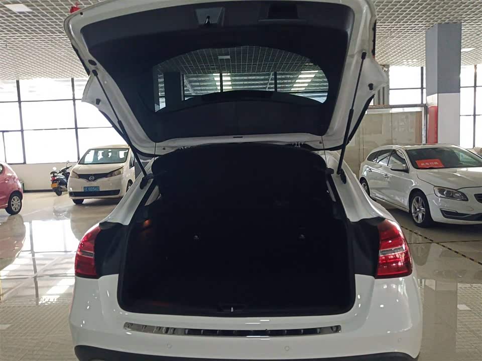 Mercedes-Benz GLA Mercedes-Benz GLA