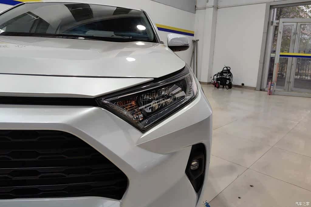 Toyota RAV4, 2023 все фото