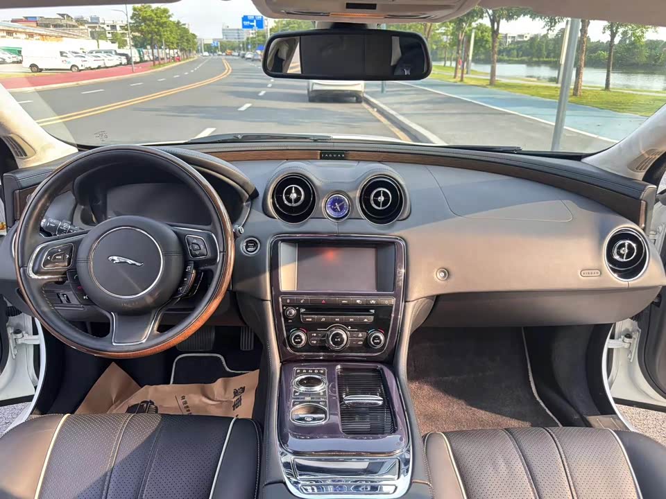 Jaguar XJ Jaguar XJ