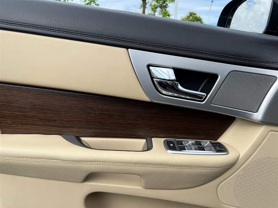 Jaguar XF