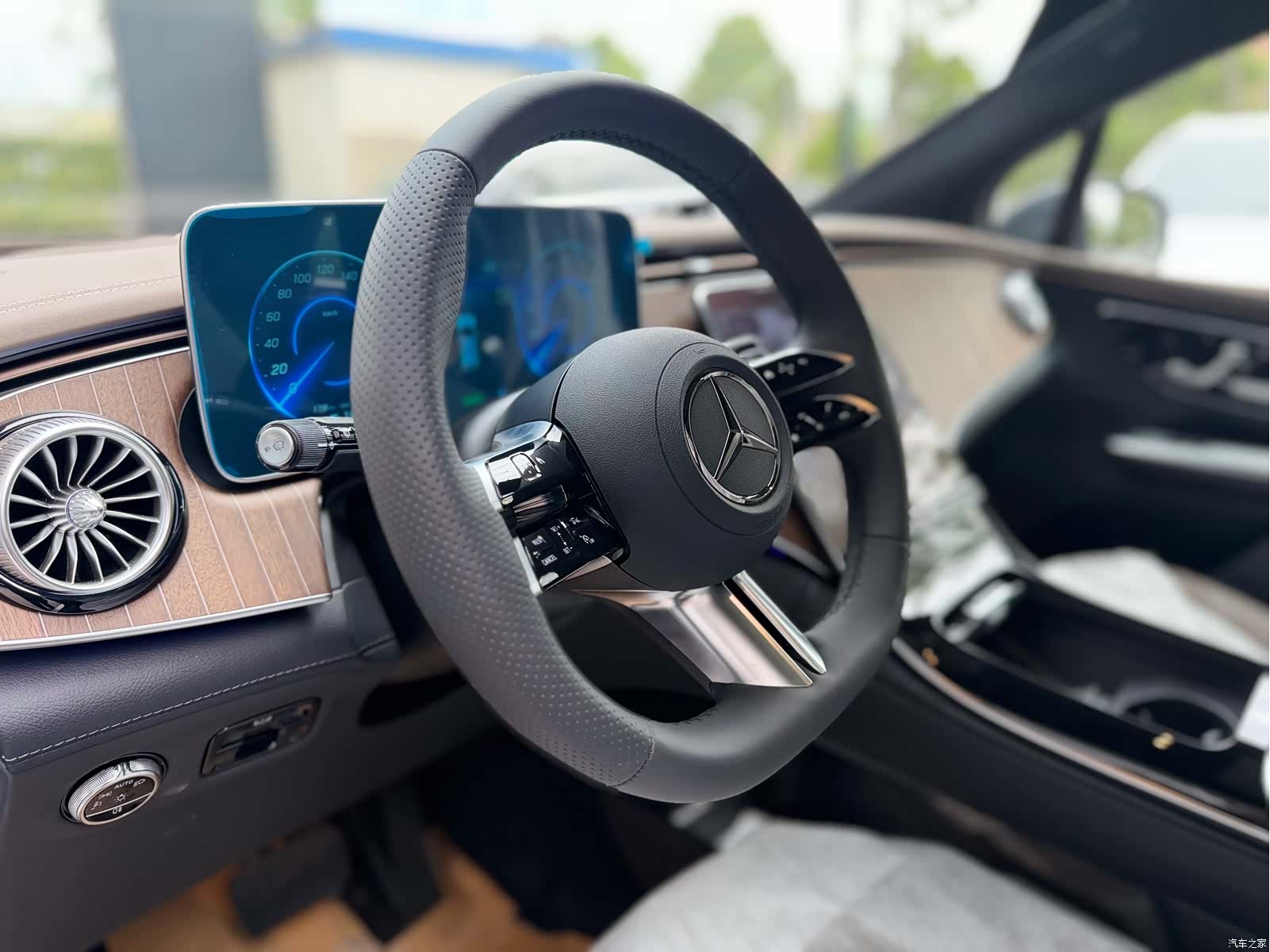 Mercedes-Benz EQE, 2025 13