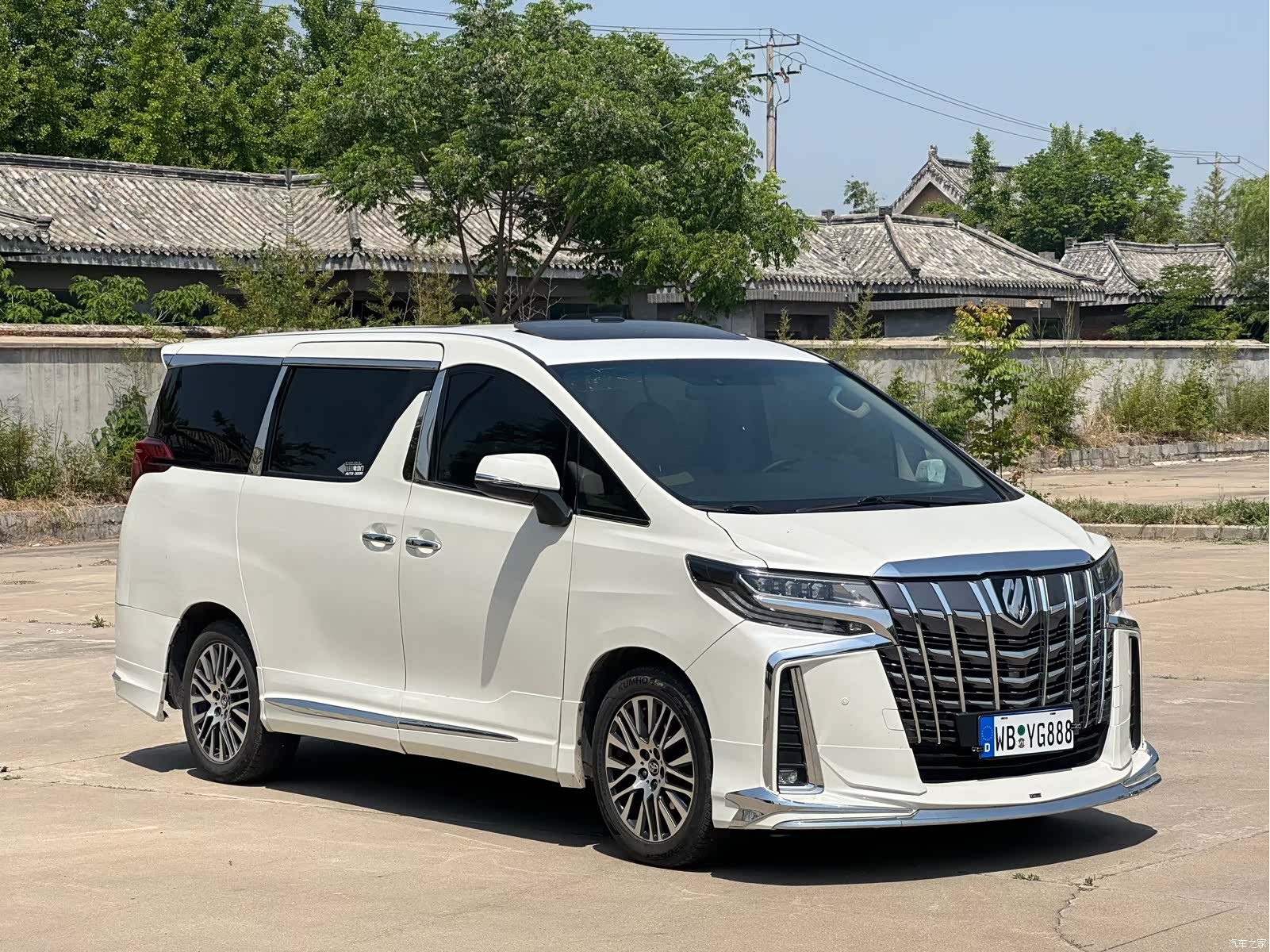 Toyota Alphard, 2011 3