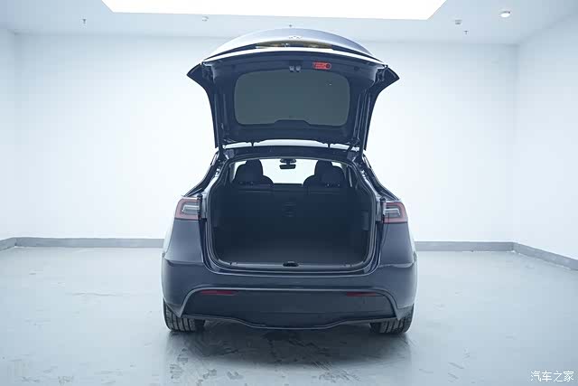 Tesla Model Y, 2024 13