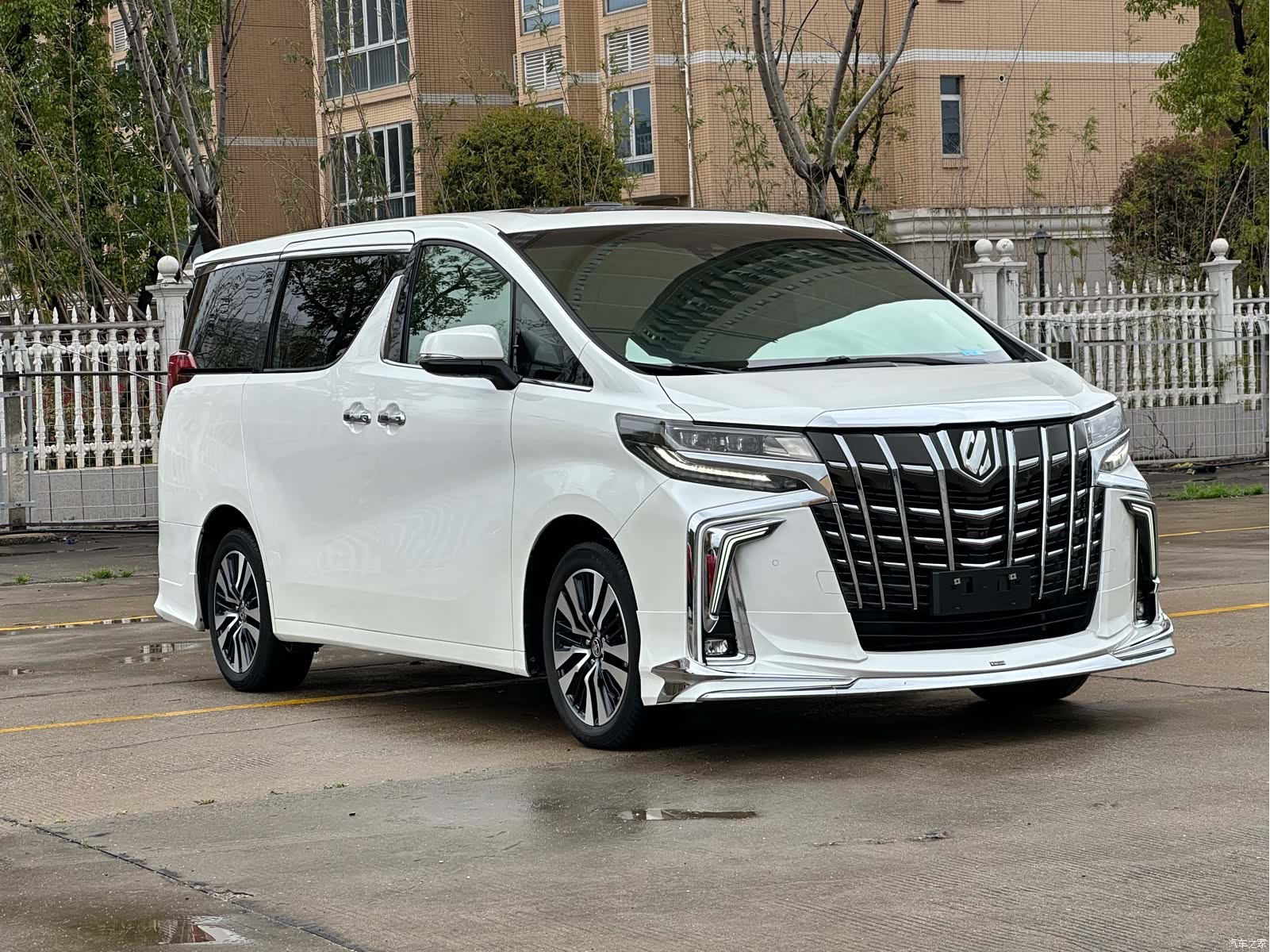 Toyota Alphard, 2022 3