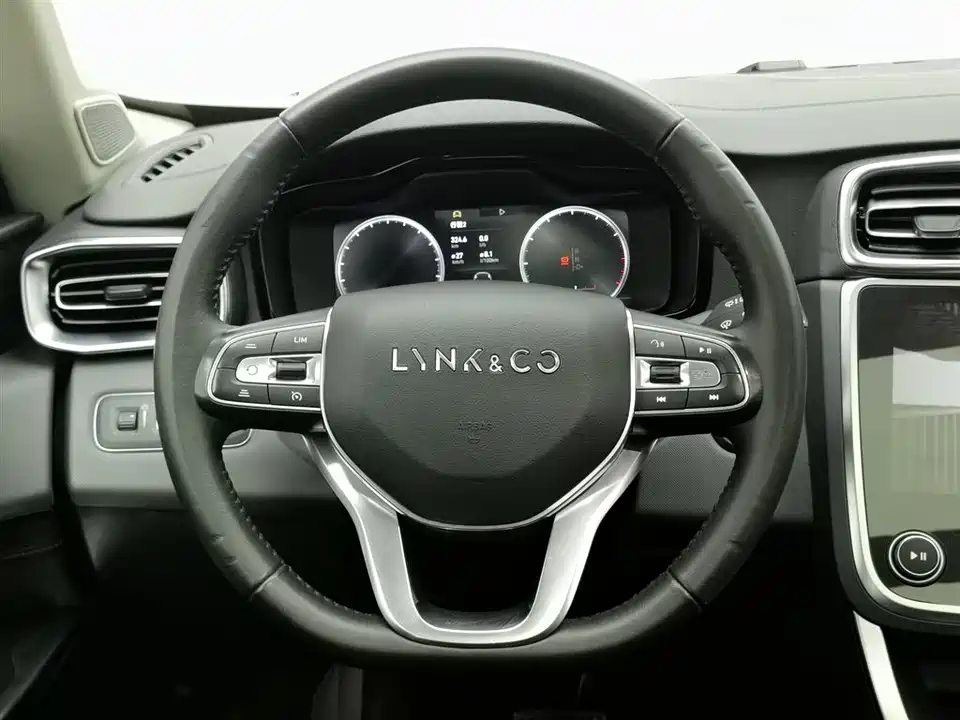 Lynk & Co 01