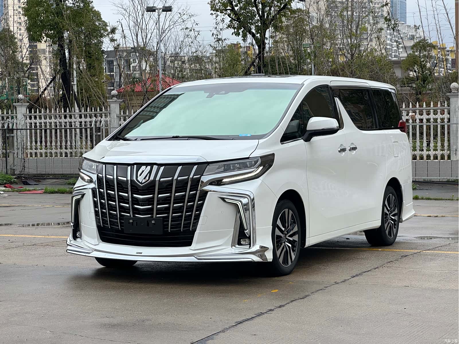 Toyota Alphard, 2022 1