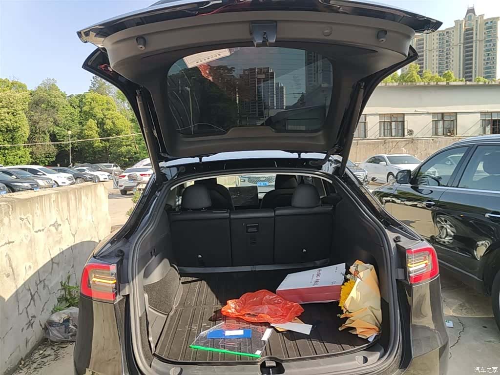 Tesla Model Y, 2023 19