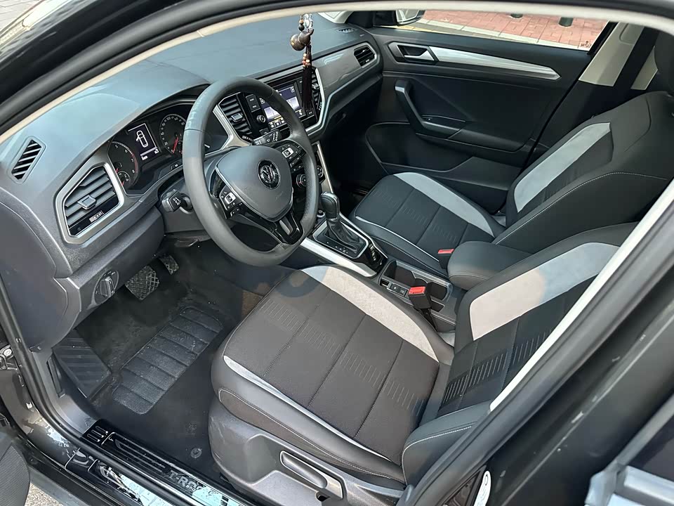 Volkswagen T-ROC exploring Songs