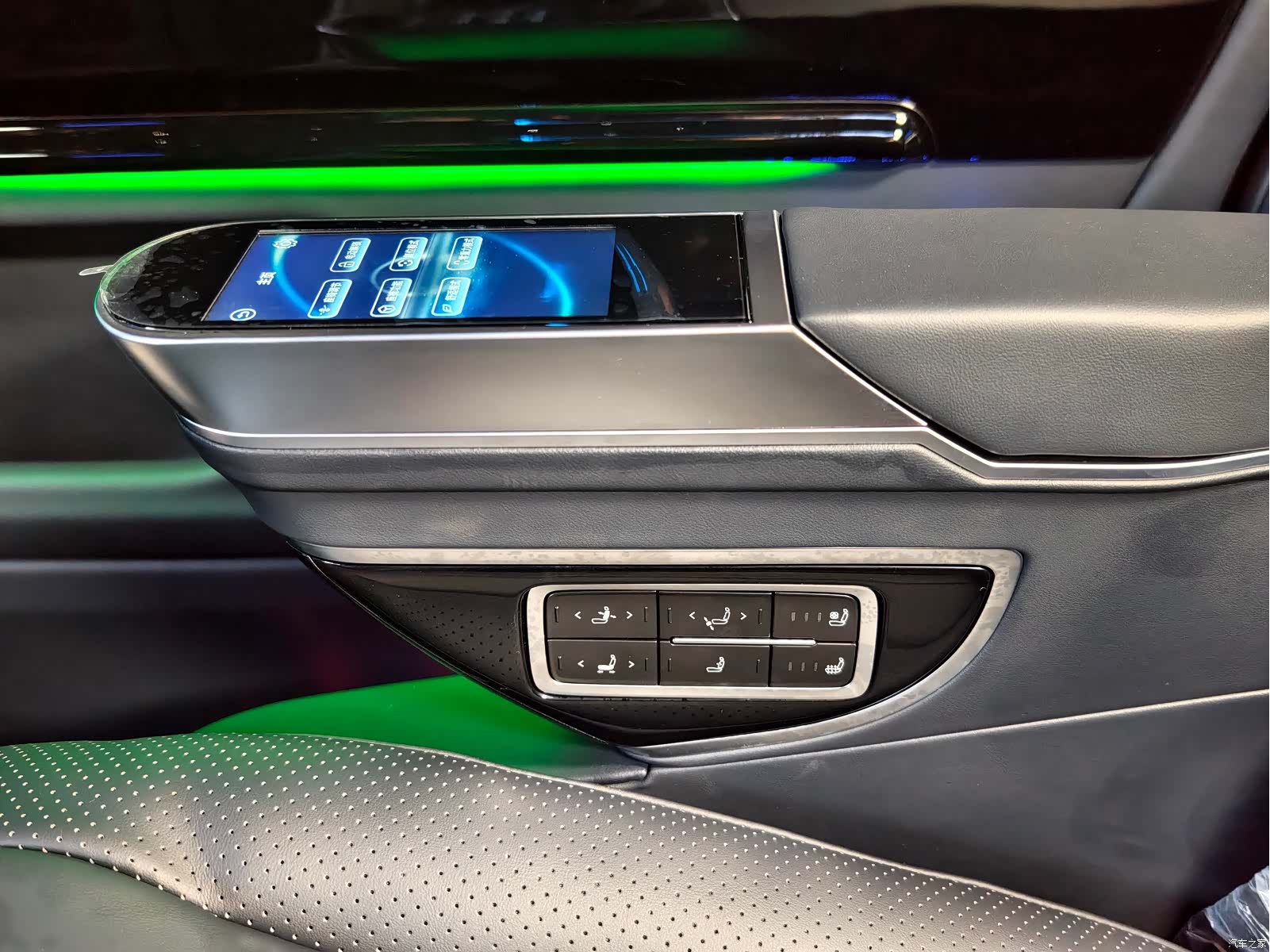 Mercedes-Benz 7, 2025 23