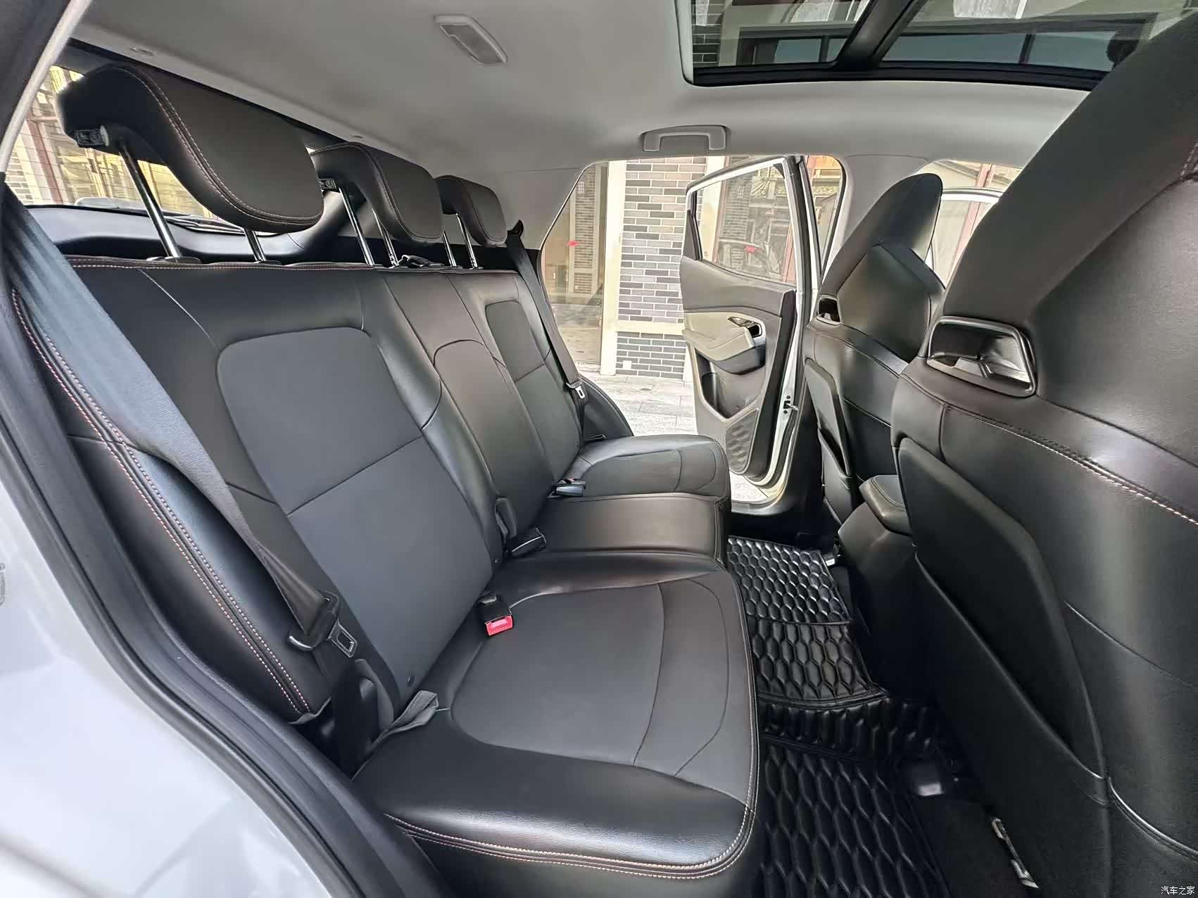 Wuling RS-3, 2021 11