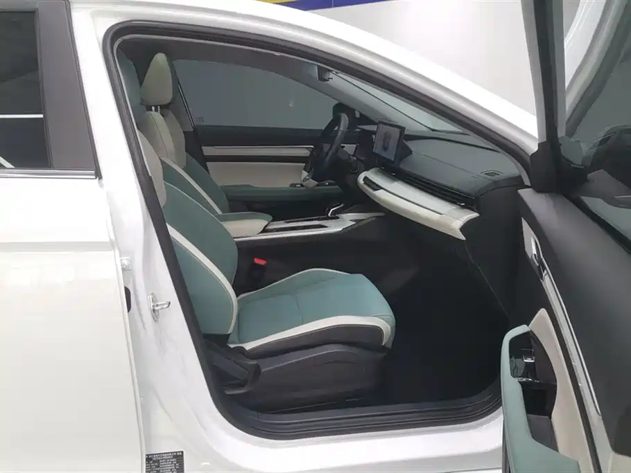 Geely Emgrand L HiP Geely Emgrand L HiP