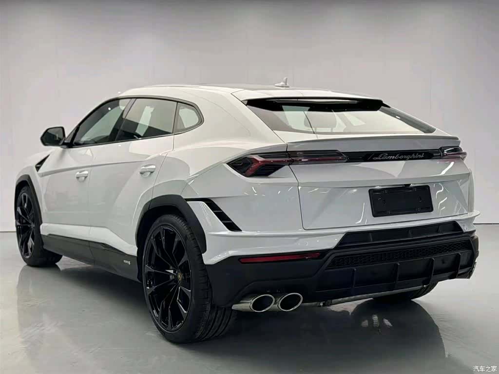 Lamborghini Urus, 2024 4