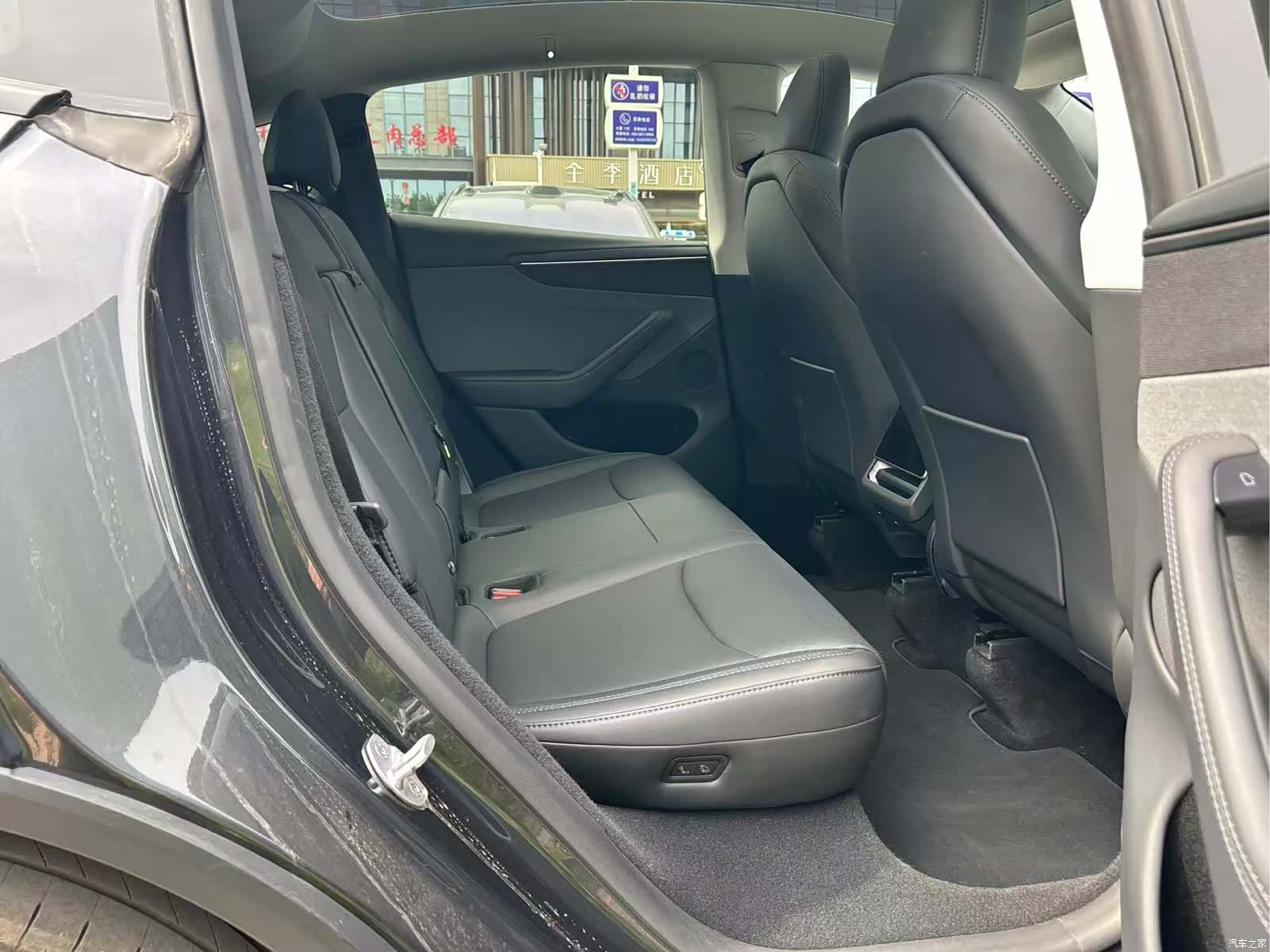 Tesla Model Y, 2025 4