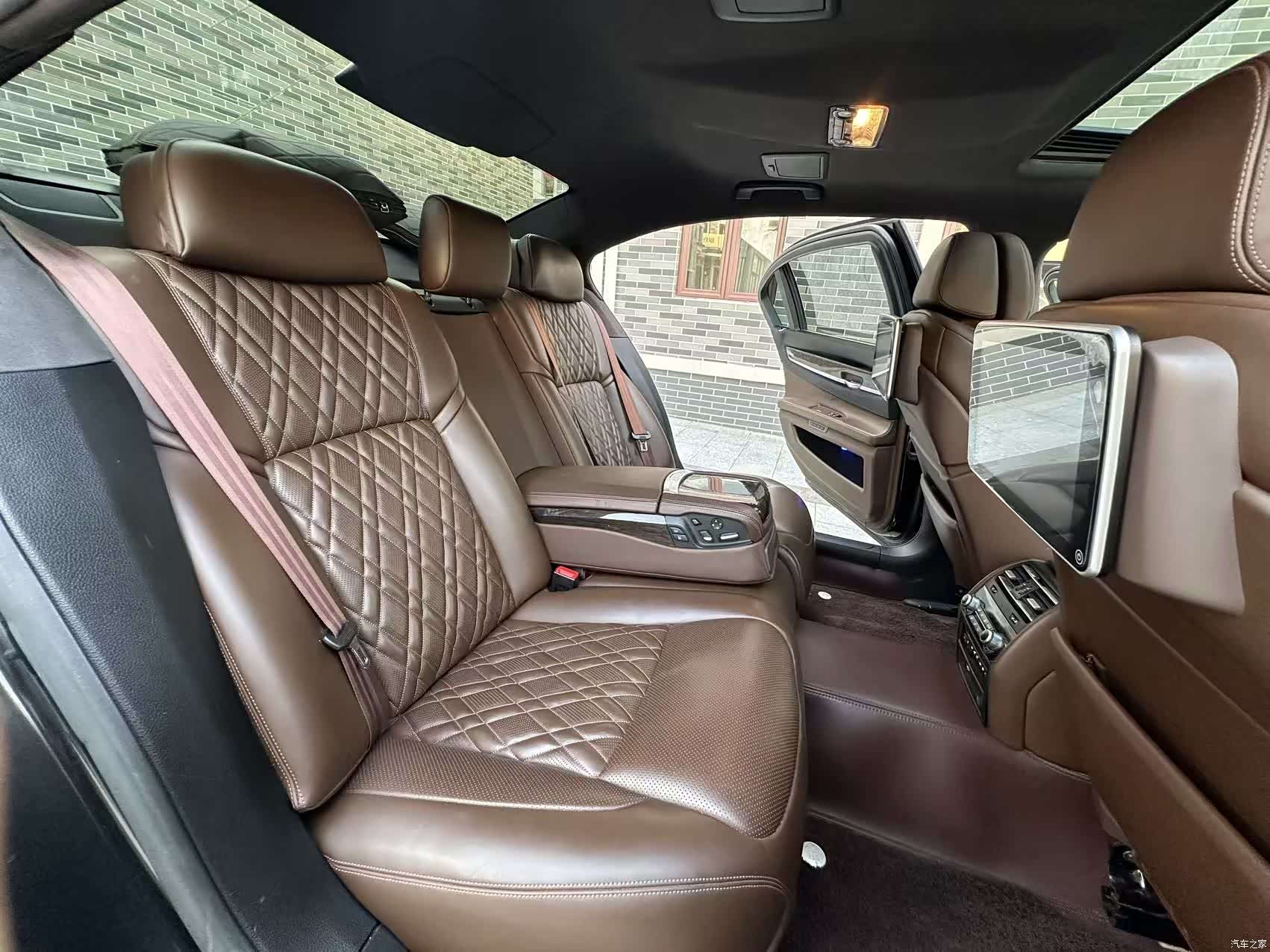 BMW 7 Series, 2011 11