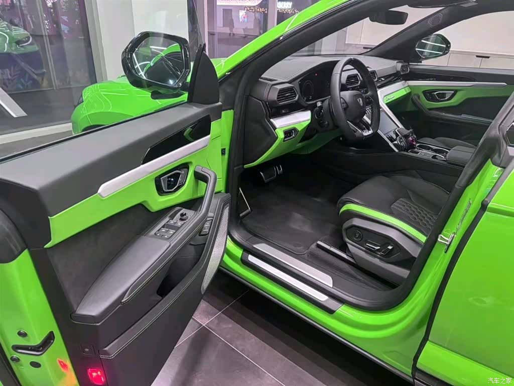 Lamborghini Urus, 2024 4