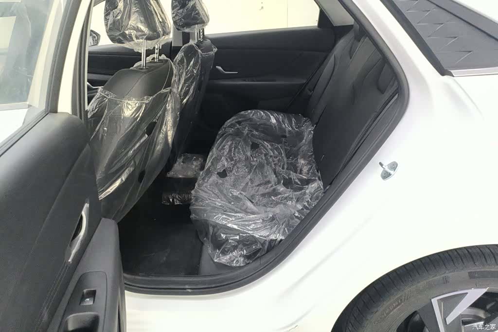 Hyundai Elantra, 2025 11