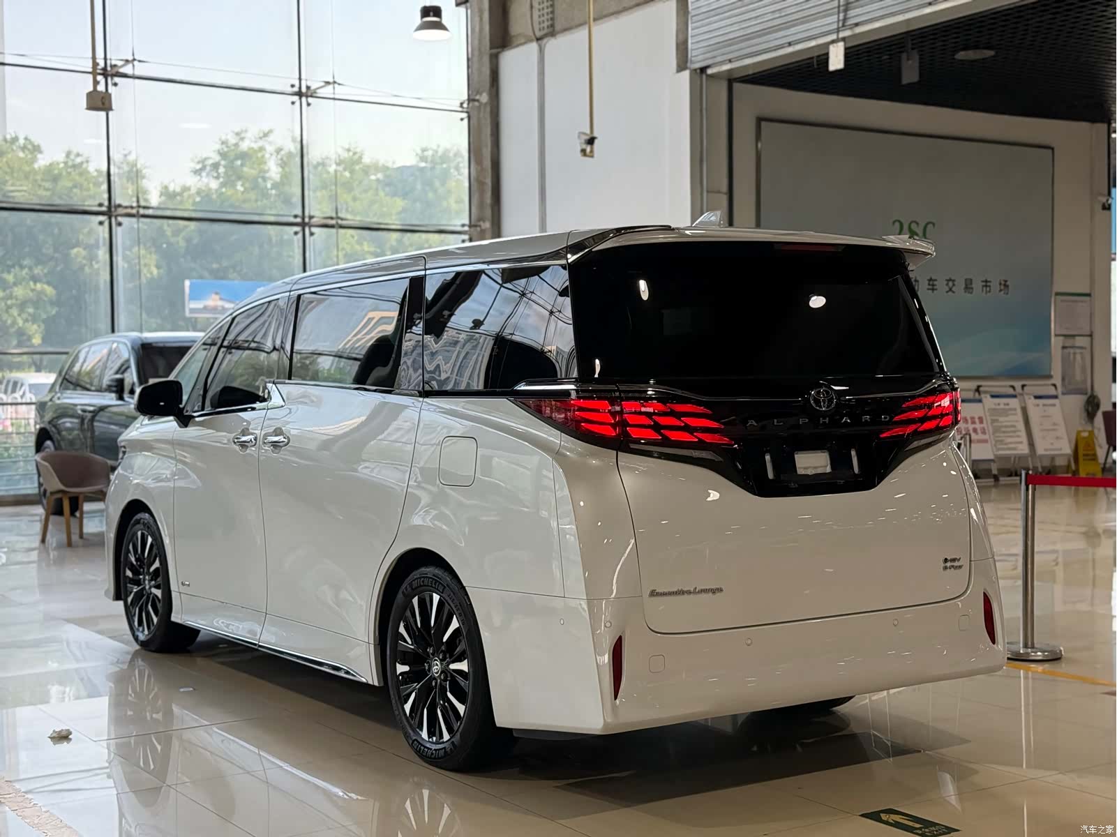Toyota Alphard, 2024 27