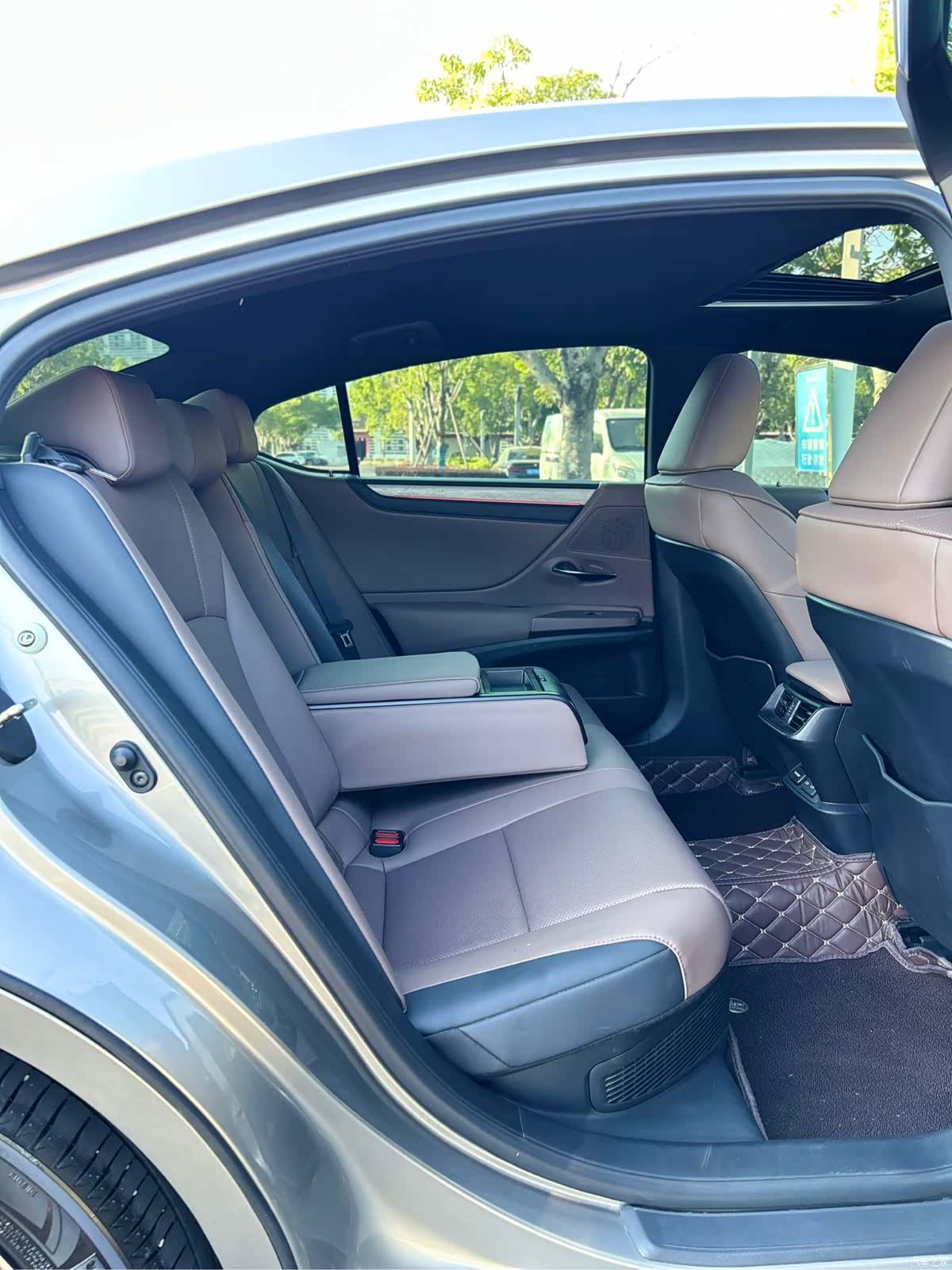 Lexus ES, 2025 11
