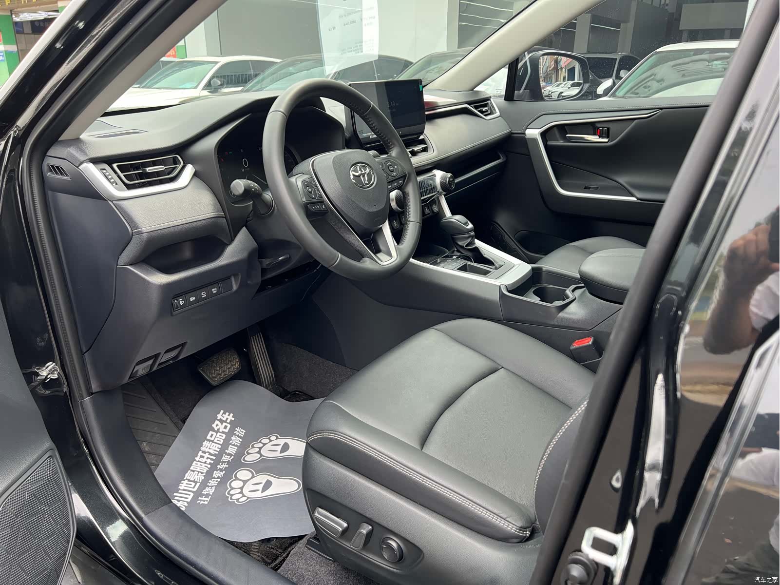 Toyota RAV4, 2024 4