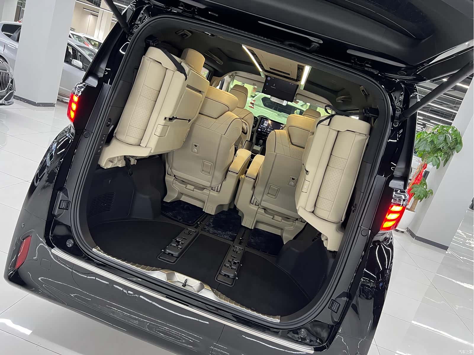 Toyota Alphard, 2025 8