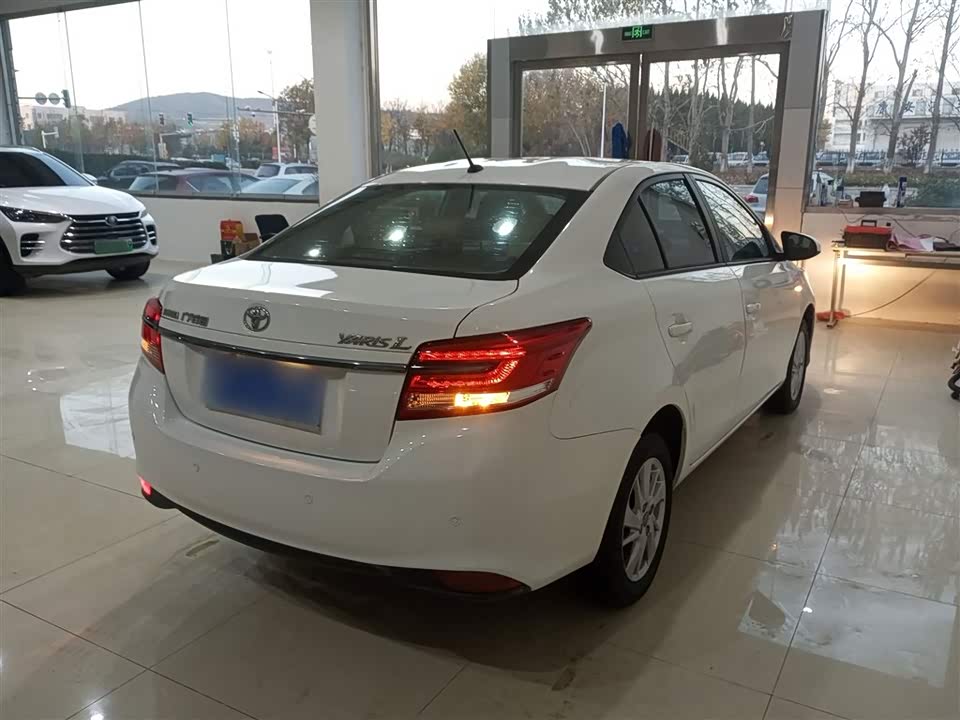 Toyota YARiS L to enjoy