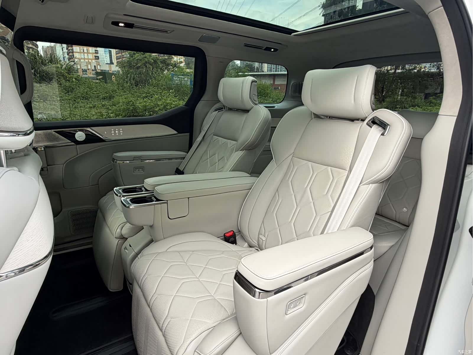 Volvo EM90, 2024 17