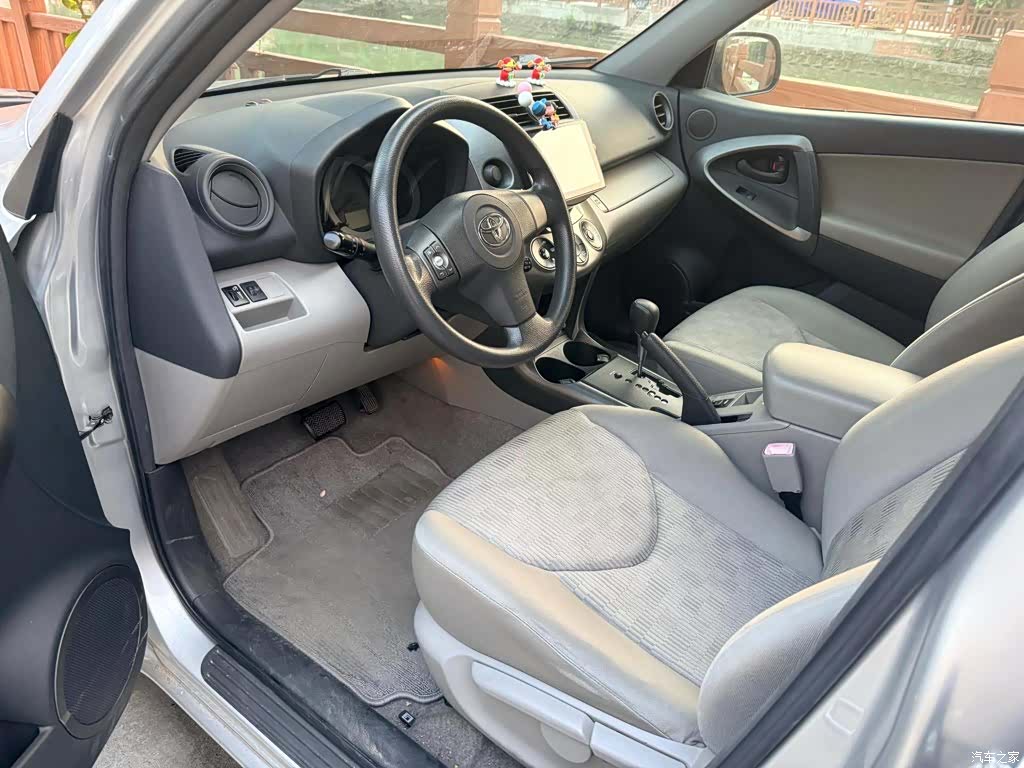 Toyota RAV4, 2011 3