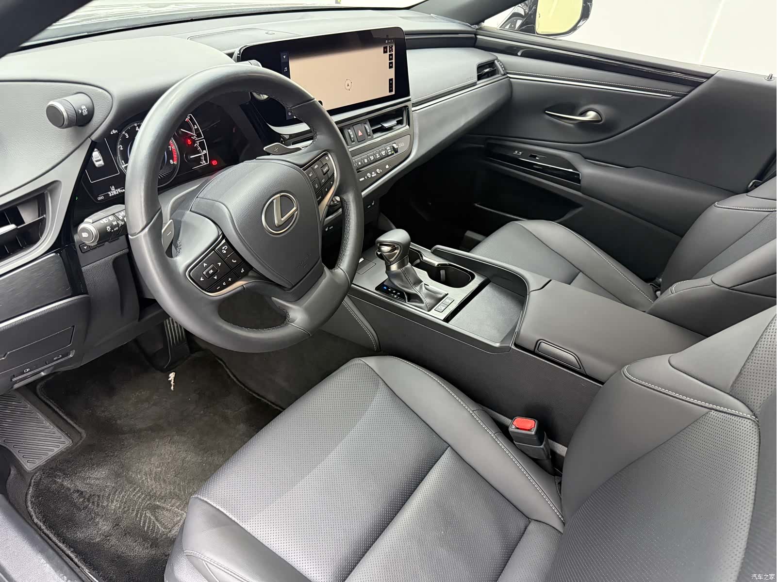Lexus ES, 2023 все фото