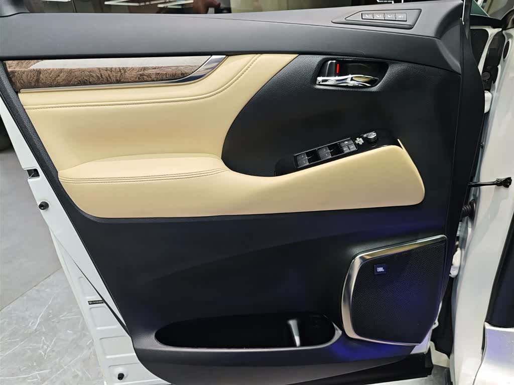 Toyota Alphard, 2022 все фото