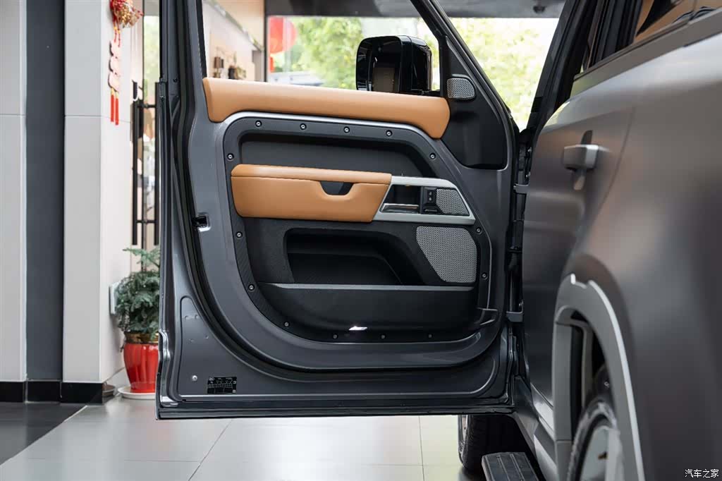 Land Rover Defender, 2023 12