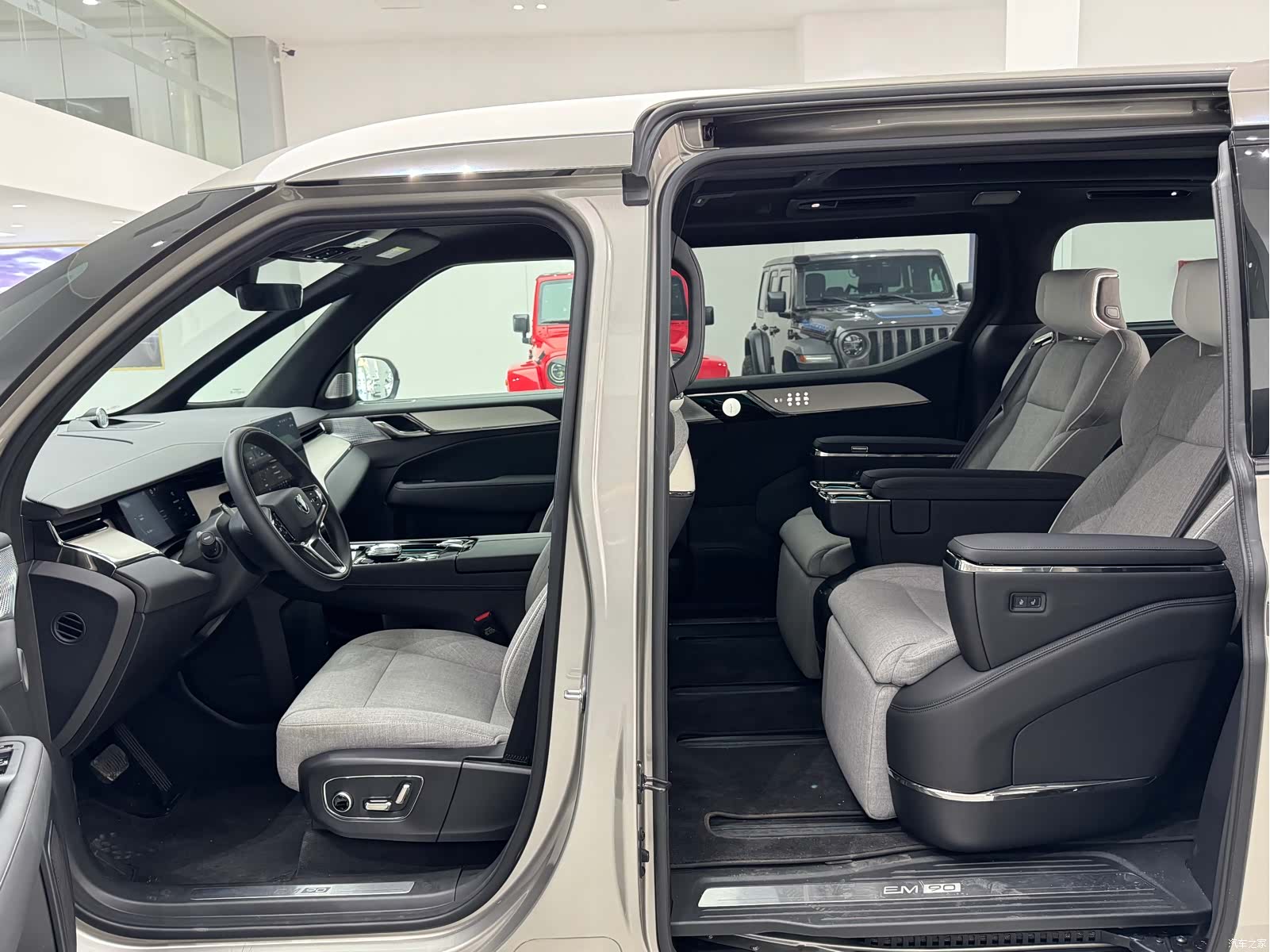 Volvo EM90, 2024 11