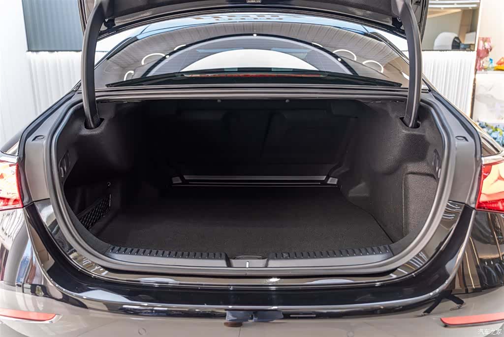 Mercedes-Benz E-Class, 2025 14