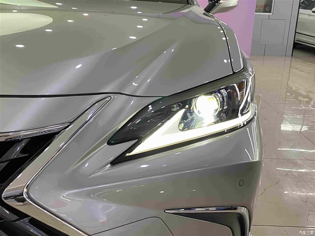 Lexus ES, 2024 4