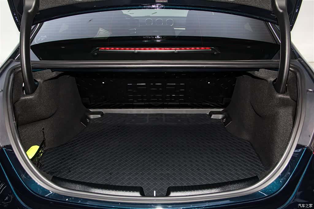 Mercedes-Benz C-Class, 2025 32