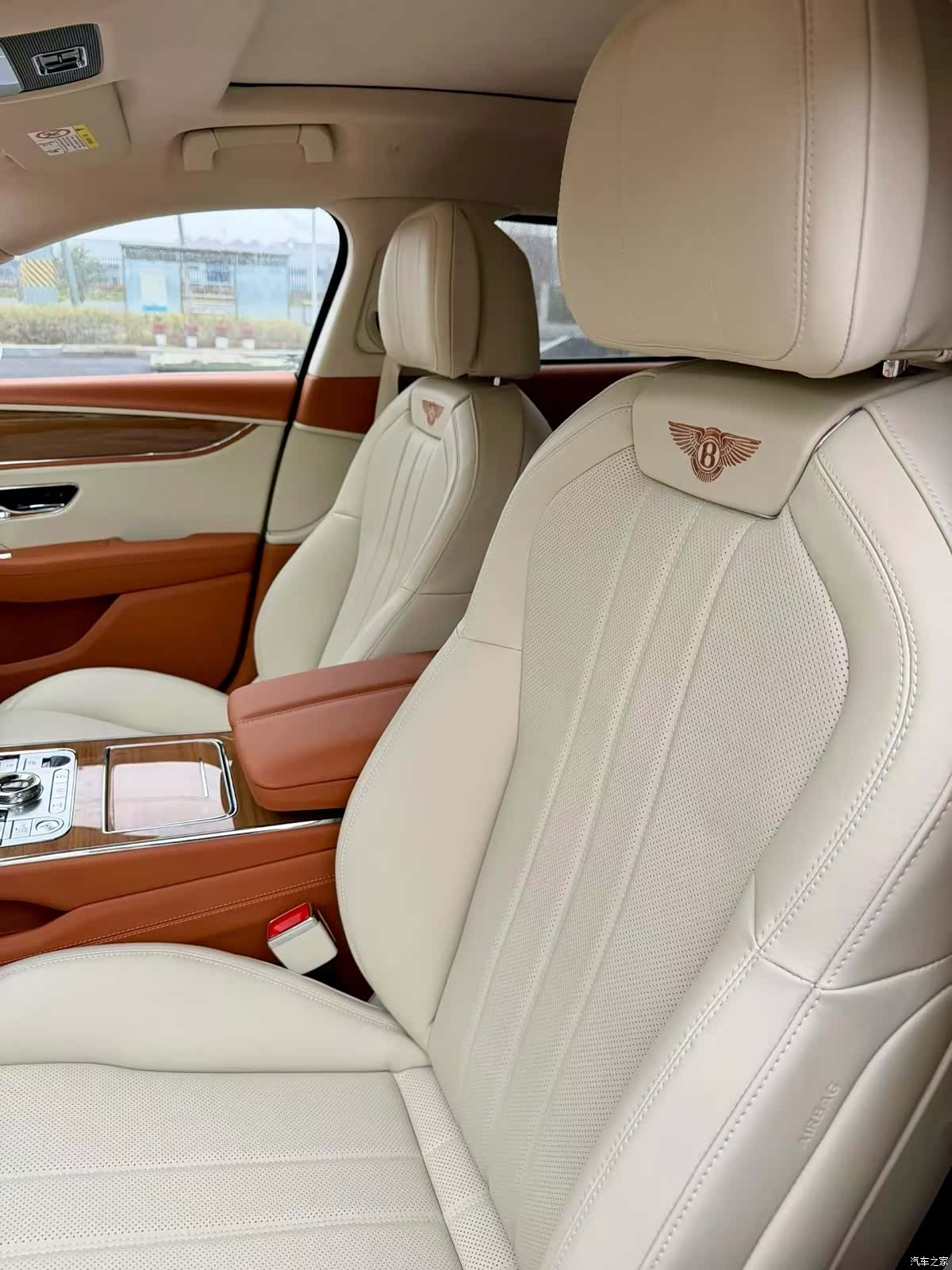 Bentley Flying Spur, 1900 6