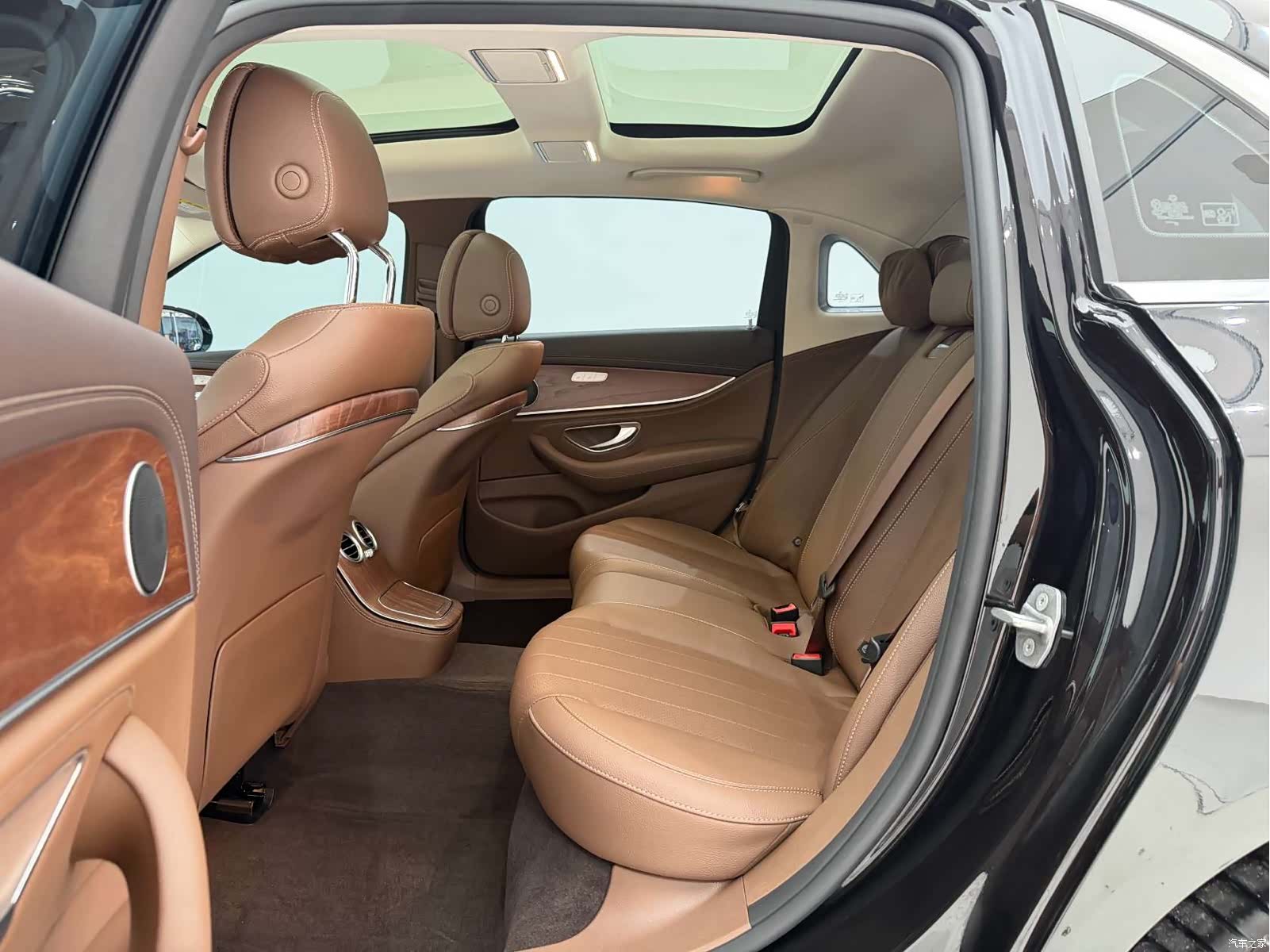 Mercedes-Benz E-Class, 2023 14