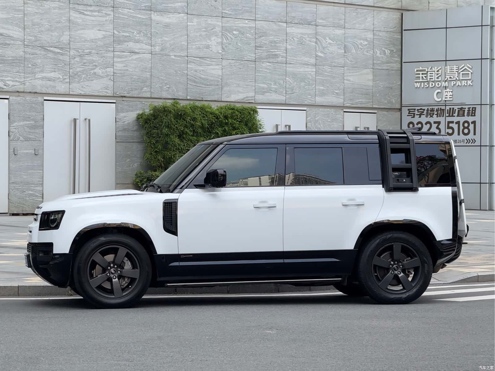 Land Rover Defender, 2021 3