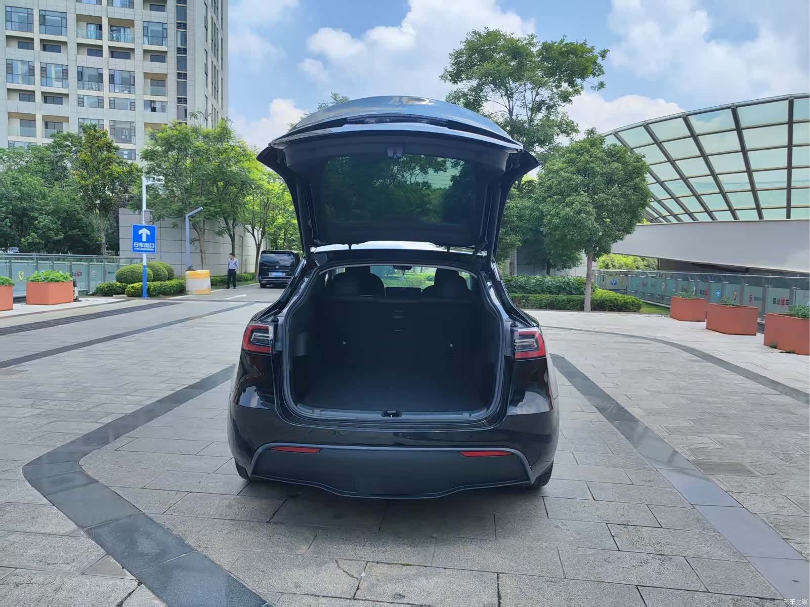 Tesla Model Y, 2023 12