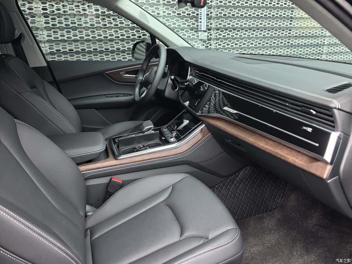 Audi Q7, 2025 11