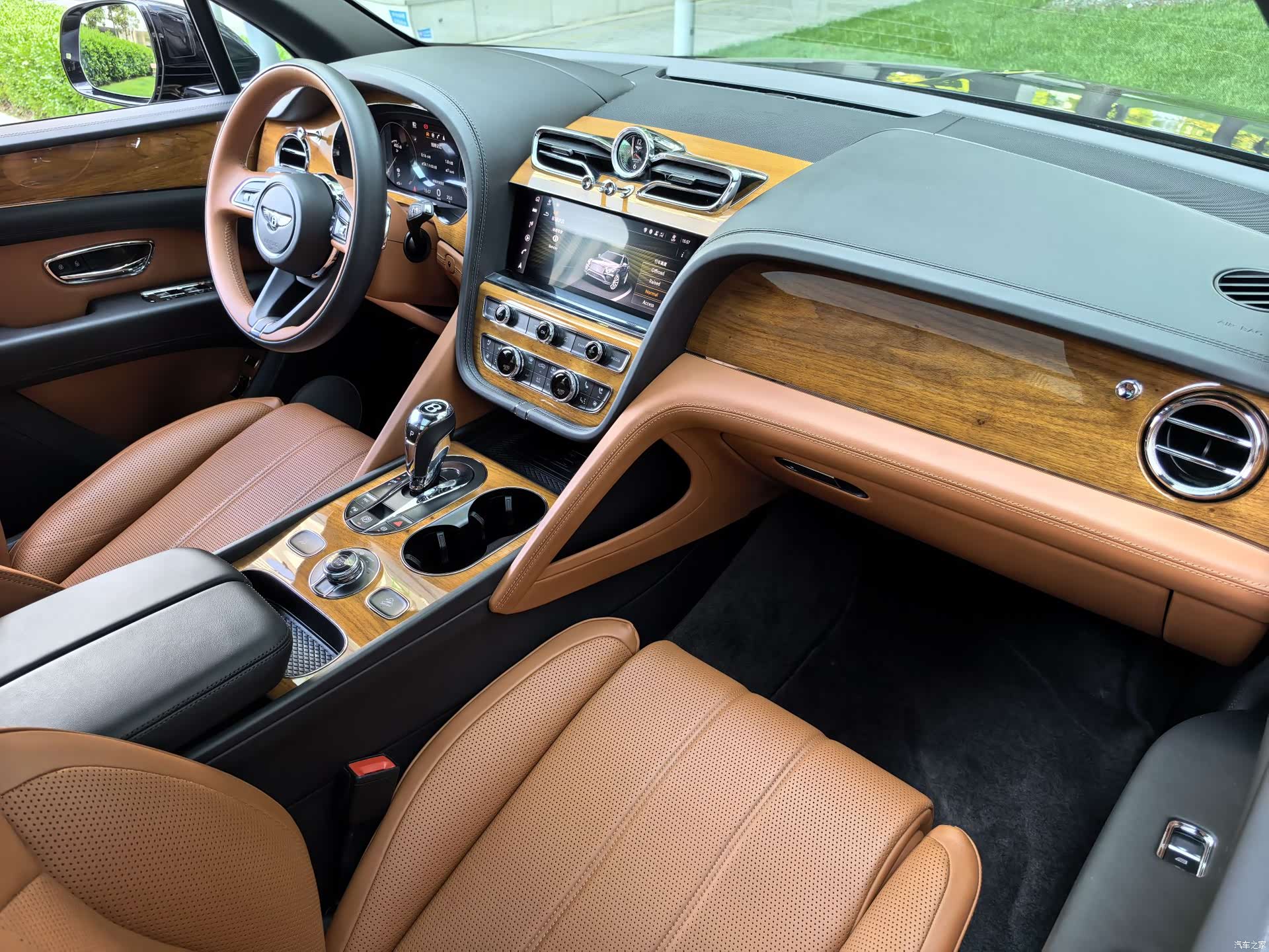 Bentley Bentayga, 2021 26