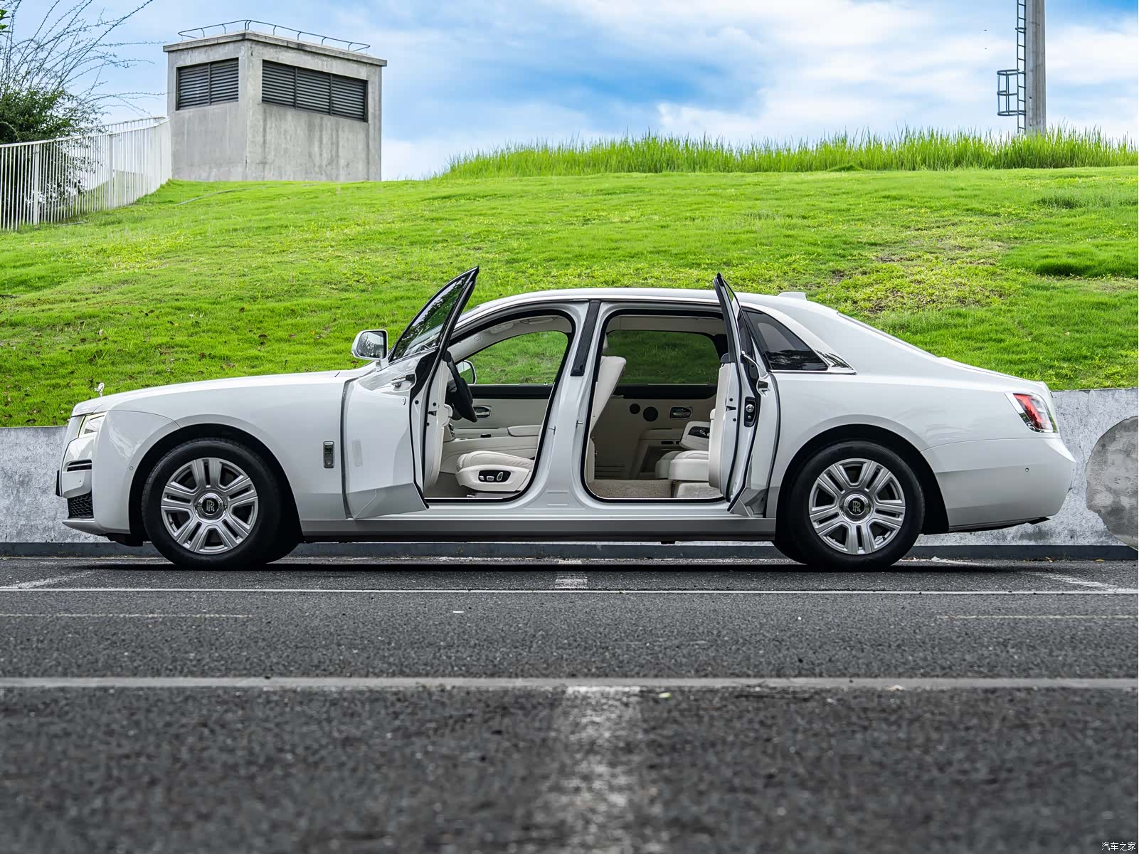 Rolls-Royce Ghost, 2022 все фото
