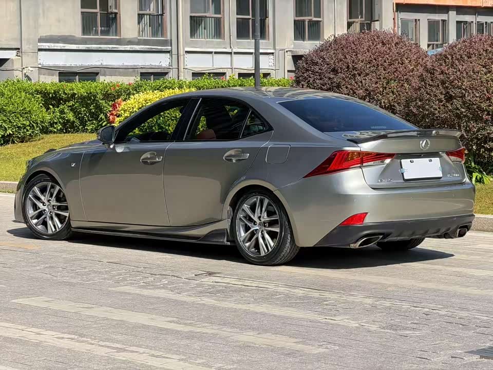 Lexus IS