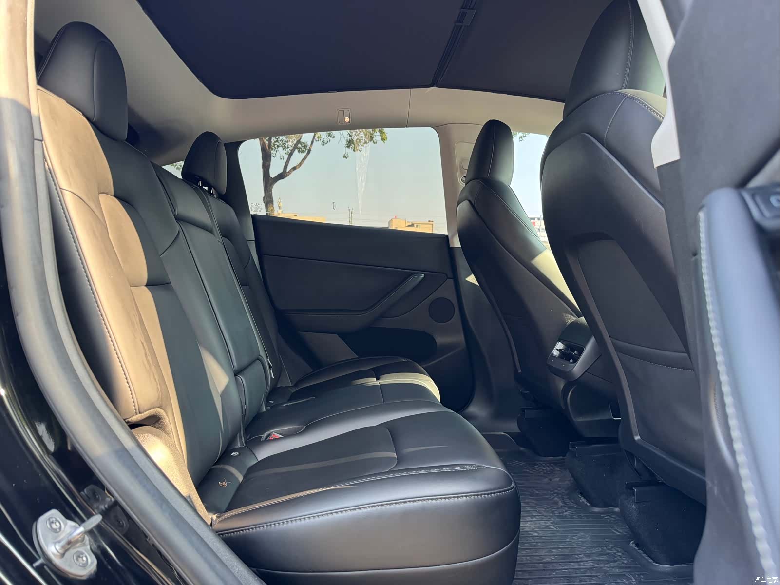 Tesla Model Y, 2023 10
